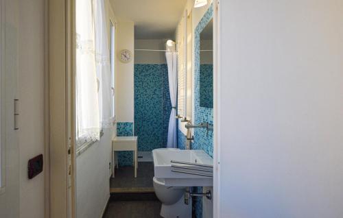 een badkamer met een wastafel, een toilet en een spiegel bij Seashell Piombino in Piombino