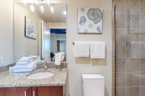 W łazience znajduje się umywalka, toaleta i prysznic. w obiekcie Turquoise C1507 w mieście Orange Beach
