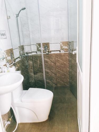 a bathroom with a toilet and a sink and a shower at Dốc homestay Đà Lạt in Da Lat