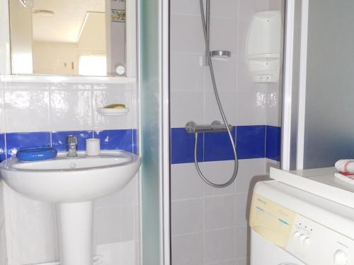 une salle de bain avec un lavabo et une douche dans l'établissement Charmante Maison avec Piscine Privée, Proche de la Plage et Commerces - FR-1-476-191, à La Faute-sur-Mer