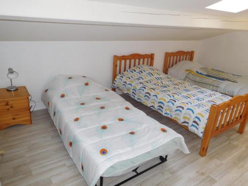 une chambre avec deux lits et une commode dans l'établissement Charmante Maison avec Piscine Privée, Proche de la Plage et Commerces - FR-1-476-191, à La Faute-sur-Mer