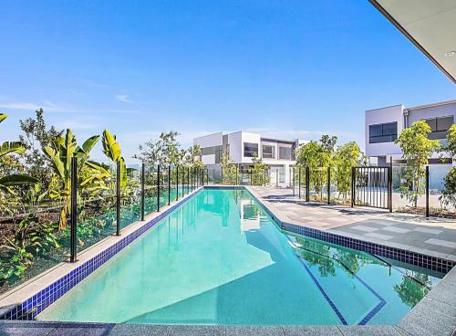 uma imagem de uma piscina num apartamento em Luxury Private Queen Room with Balcony & Bathroom in Shared Apartment Panorama Gold Coast em Gold Coast