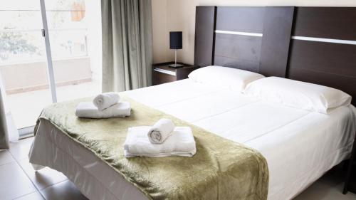 una habitación de hotel con 2 toallas en una cama en Luxury Apart, en Villa María