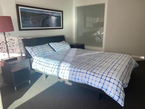 Ένα ή περισσότερα κρεβάτια σε δωμάτιο στο 250 The Waves, 2-3 The Esplanade, Cowes