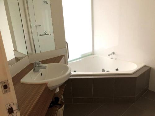 Ένα μπάνιο στο 250 The Waves, 2-3 The Esplanade, Cowes