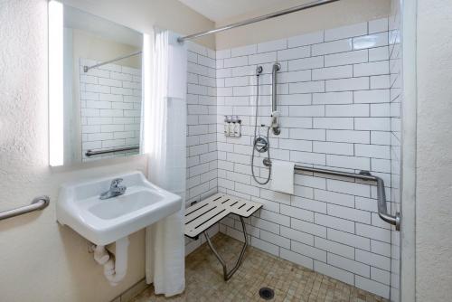 y baño blanco con lavabo y ducha. en Candlewood Suites Chesapeake-Suffolk, an IHG Hotel, en Chesapeake