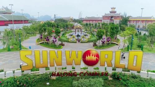 a view of sunukong sign at a park at Nhà Nghỉ gần Sunworld Hạ Long in Ha Long