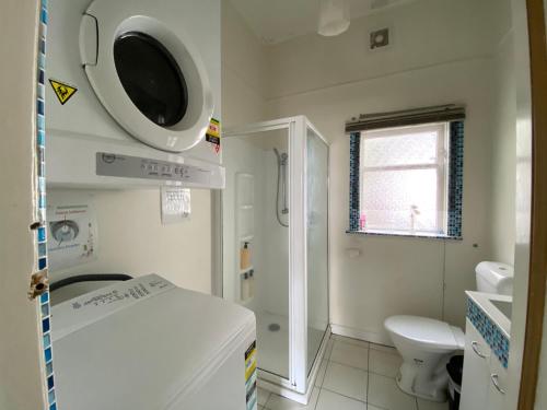 een ziekenhuiskamer met een bed en een toilet bij Beach house in Oriental Parade in Wellington