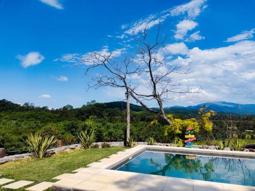 - une piscine avec vue sur les montagnes dans l'établissement Hostería La María, à Rosario de la Frontera
