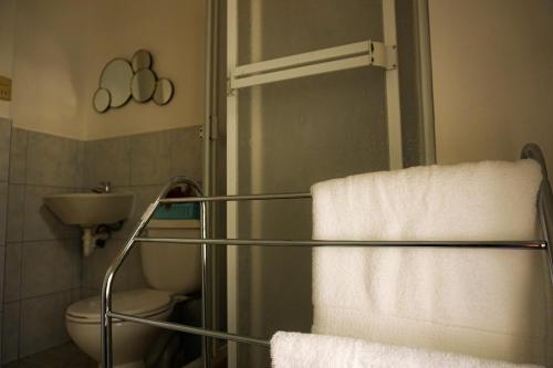 a bathroom with a towel rack and a toilet at Casa Familiar con Piscina en Urbanización privada in Manta