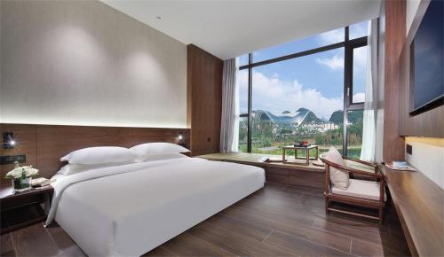 Postel nebo postele na pokoji v ubytování Riverside Wing Hotel Guilin