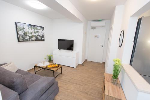Casa Lidia - Modern & Spacious & Few Steps to Beach & Breathtaking Viewにあるテレビまたはエンターテインメントセンター