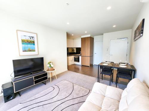 Afbeelding uit fotogalerij van Modern 2-bedrooms apartment with parking in Melbourne