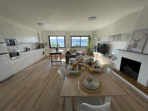 een keuken en een woonkamer met een tafel en stoelen bij Mirador Puerto Náutico in Moaña