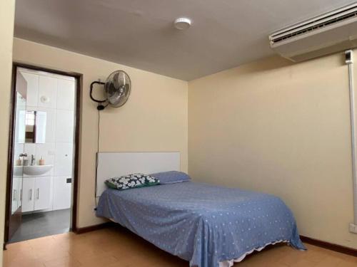 Un dormitorio con una cama con un edredón azul. en Tezza Apartment two blocks from the American Embassy, en Lima