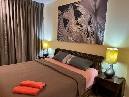 um quarto com uma cama com uma almofada vermelha em Blue Chang House em Bangkok