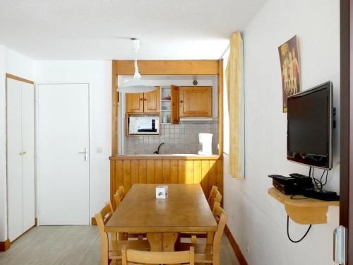 une salle à manger avec une table et une cuisine dans l'établissement Appartement lumineux 2P pour 6 pers - Proche pistes, balcon, animaux acceptés - FR-1-502-509, à Tignes