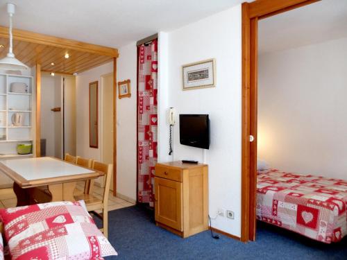 une chambre d'hôtel avec un lit, une table et une télévision dans l'établissement Appartement skis aux pieds avec balcon, cabine, animal accepté, Tignes Val Claret - FR-1-502-511, à Tignes