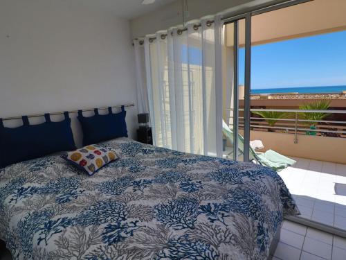 une chambre avec un lit avec vue sur l'océan dans l'établissement Magnifique T2 rénové climatisé avec parking privé - FR-1-472A-277, à Sète