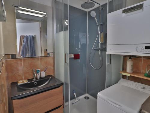 La petite salle de bains est pourvue d'une douche et d'un lavabo. dans l'établissement Magnifique T2 rénové climatisé avec parking privé - FR-1-472A-277, à Sète