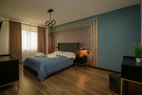 1 dormitorio con cama y espejo grande en Casa Lucan Brașov en Brasov