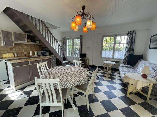 une cuisine et un salon avec une table et un canapé dans l'établissement Duplex 3 chambres, terrasse, à 600m de la plage - Noirmoutier - FR-1-224B-185, à Noirmoutier-en-l'lle
