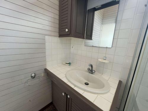 une salle de bain blanche avec un lavabo et un miroir dans l'établissement Duplex 3 chambres, terrasse, à 600m de la plage - Noirmoutier - FR-1-224B-185, à Noirmoutier-en-l'lle