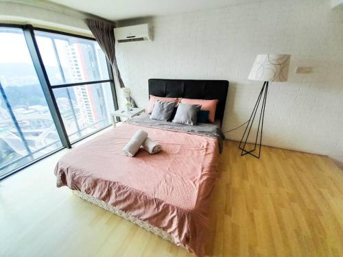 ein Schlafzimmer mit einem Bett mit einer rosa Decke in der Unterkunft FREE Parking, 1-5 Pax Soho LOFT Empire Damansara in Petaling Jaya