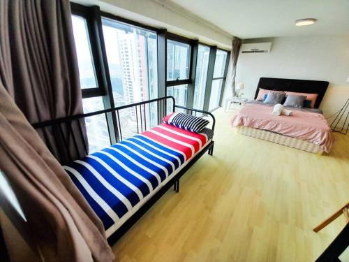 1 Schlafzimmer mit 2 Betten und einem großen Fenster in der Unterkunft FREE Parking, 1-5 Pax Soho LOFT Empire Damansara in Petaling Jaya