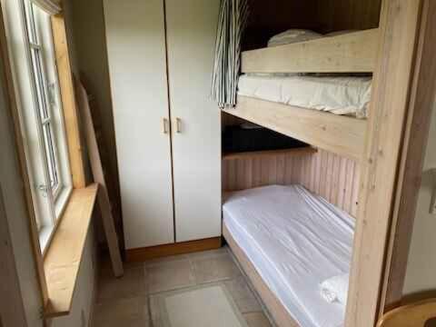 een kleine kamer met een stapelbed en een raam bij Hasselvnget 16, 5450 Otterup in Otterup