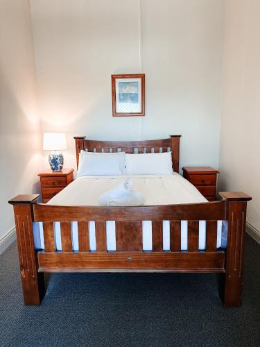 Postel nebo postele na pokoji v ubytování Central Hotel Stroud