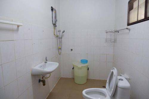 a bathroom with a toilet and a sink at บ้านใจกลางเมืองศรีสะเกษ 3นอน2น้ำ in Si Sa Ket