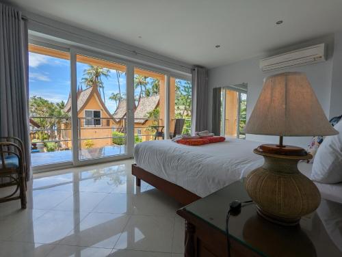 - une chambre avec un lit et une grande fenêtre dans l'établissement Blue Moon Pool Villa, à Trat