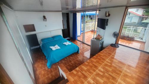 an overhead view of a bedroom with a blue bed at Hotel spa la buena vida in Fusagasuga
