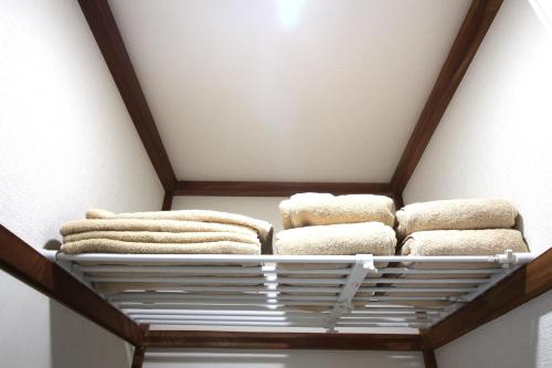 a bunch of towels on a shelf in a room at 海と湖が近い一軒家　”民泊あばしりの家” in Kitahama