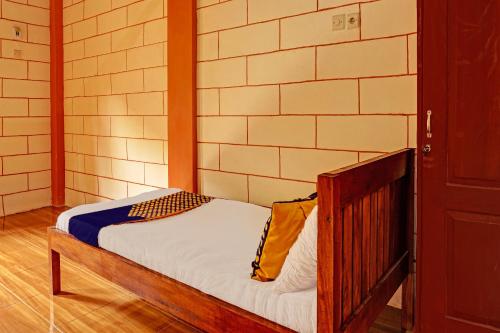 Postel nebo postele na pokoji v ubytování SPOT ON 92568 Penginapan Joglo Syariah