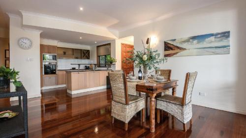 Kuchyň nebo kuchyňský kout v ubytování 5 The Point Apartments Port Douglas