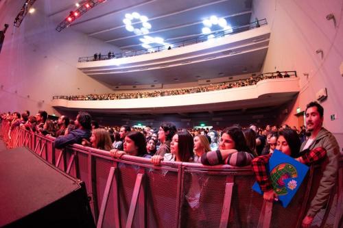 a large crowd of people in a theatre at Gran Departamento de tres dormitorios a pasos del metro la Moneda in Santiago