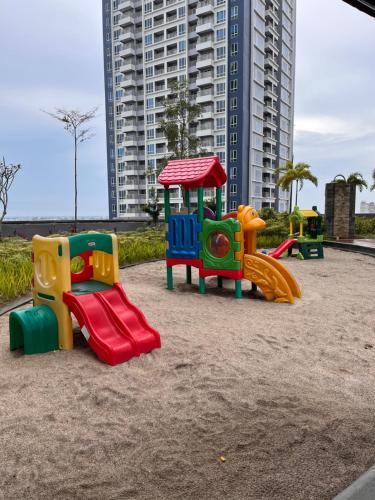 um parque infantil com vários tipos diferentes de equipamento de brincar em Apartment Podomoro Medan em Medan