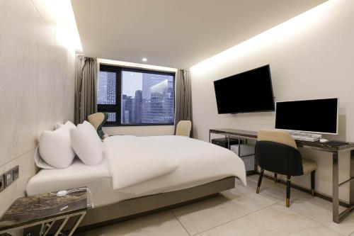 una camera d'albergo con un letto e una scrivania con un computer di Heritage31 Hotel a Seul