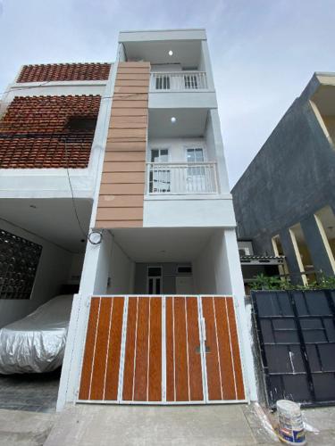 ein Apartmenthaus mit einer Rampe, die hinauf führt in der Unterkunft POP Exclusive - Female Only in Jakarta