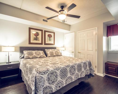 1 dormitorio con 1 cama y ventilador de techo en Water Street Retreat 14 en Wilmington