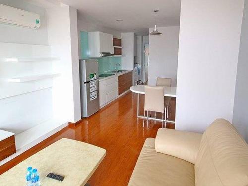 ein Wohnzimmer mit einem Sofa und einer Küche in der Unterkunft Bayview Hotel & Apartments in Vũng Tàu