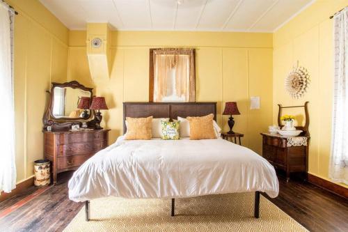 Giường trong phòng chung tại Pet-Friendly, Hot Tub, Fire Pit, King Beds - Walk to Main St!