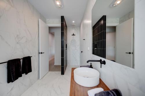 uma casa de banho branca com um lavatório e um espelho em CASALE ESTATE em Nuriootpa