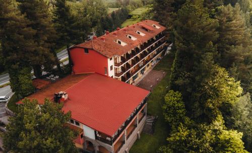 einen Blick über ein Gebäude mit rotem Dach in der Unterkunft Milionis Forest Hotel in Grevena