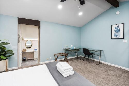 a room with blue walls and a table and a chair at Mountain View, Hot Tub, Open Kitchen, 10m to Sequoia in Three Rivers