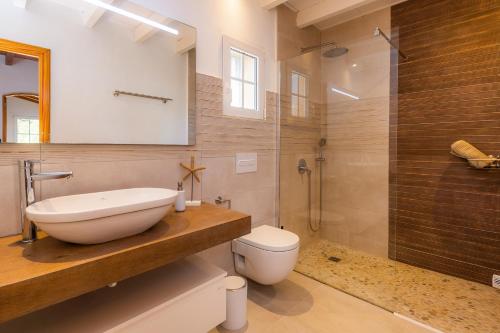 ein Bad mit einem Waschbecken, einer Dusche und einem WC in der Unterkunft Villa Seaview in Canyamel