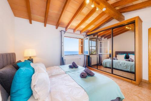 Schlafzimmer mit einem Bett und Meerblick in der Unterkunft Villa Seaview in Canyamel