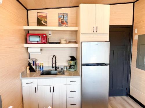 ครัวหรือมุมครัวของ Tiny Home with Spectacular Teton View